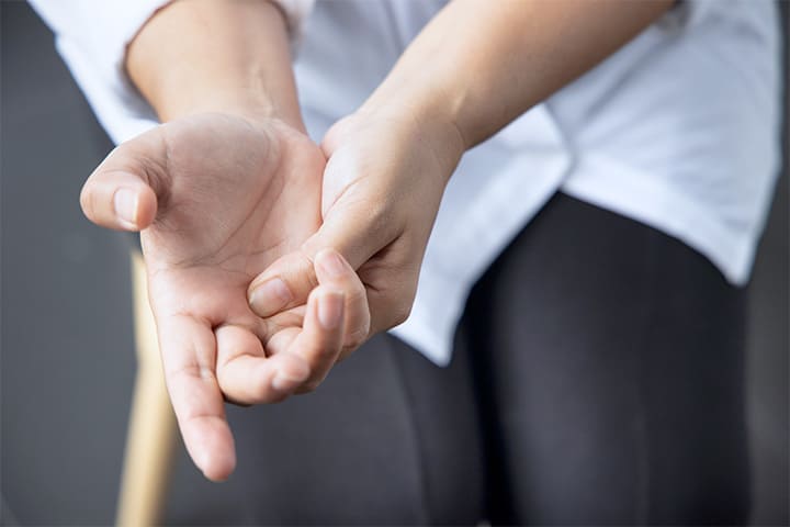 縫わずにすむ「ばね指手術」