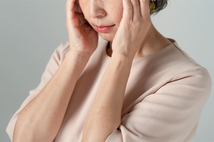 頭をかかえる女性